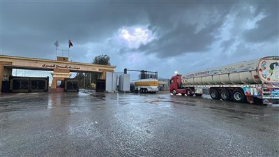 استجابةً لحالة الطقس السيئ.. الهلال الأحمر المصري يدفع بأكثر من ألفي خيمة ومستلزمات إغاثية إلى غزة عبر قافلة «زاد العزة» الـ164