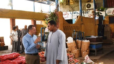 جولة مفاجئة لمحافظ أسوان بشادر أبو الريش.. توجيهات حاسمة لضبط الأسعار وردع المخالفين