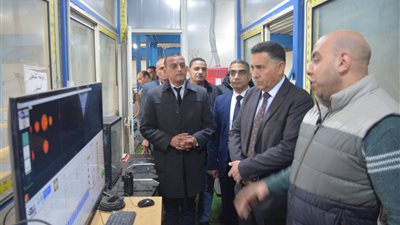 جولة لمحافظ القليوبية بمصانع بنها وقرار بإنشاء منافذ بيع بأسعار مخفضة