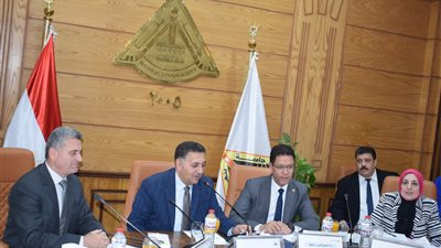 اجتماع مجلس جامعة بنها بحضور محافظ القليوبية لمتابعة خطط التطوير وتعزيز التعاون