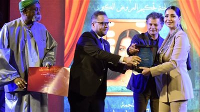 تكريم النجمة كلوديا حنا في ملتقى نغم المسرحي بالإسكندرية بعد مشاركتها في لجنة تحكيم العروض الكبرى