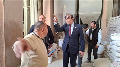 ضبط 27.25 طن فول و210 عبوات تونة مخالفة في حملة تموينية مكبرة ببنها