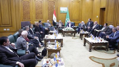 اجتماع موسع لمحافظ القليوبية مع النواب لمتابعة المشروعات التنموية والنقل والرصف