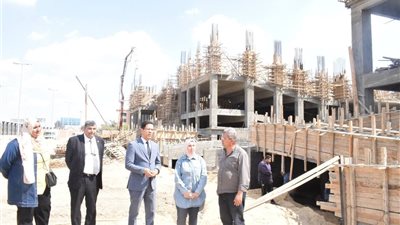جامعة بنها تواصل تطوير منشآتها بكفر سعد.. رئيس الجامعة يشدد على سرعة الإنجاز والالتزام بالمواصفات