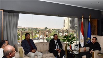 محافظ أسوان يبحث مع “الوطنية لاستثمارات الأوقاف” دفع المشروعات التنموية 