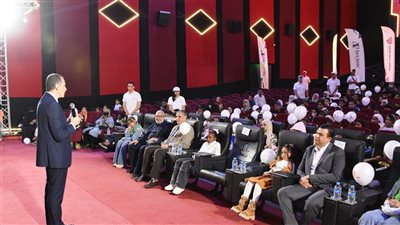 محافظ أسوان يرسم البسمة على وجوه 200 طفل في احتفالات يوم اليتيم
