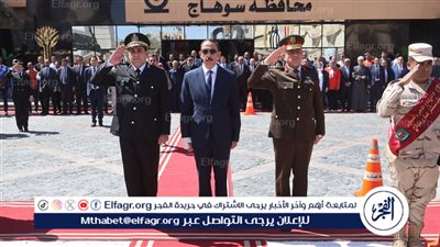 محافظ سوهاج ومدير الامن يضع إكليل الزهور احتفالا بالعيد القومي لسوهاج