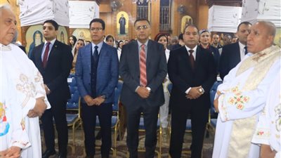 محافظ القليوبية يشارك المسيحيين قداس عيد القيامة بكنيسة العذراء ببنها - صور