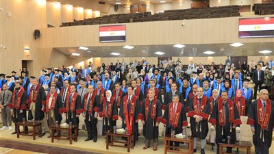 رئيس جامعة بنها يشهد حفل خريجي الدراسات العليا ويؤكد أهمية الاستثمار في البحث العلمي