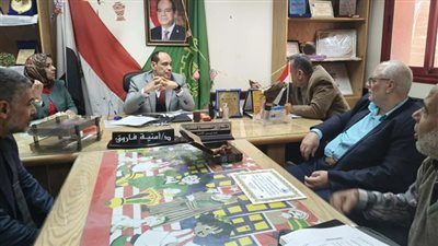 وكيل تعليم القليوبية يحيل معلمين للتحقيق ويشدد على الانضباط خلال جولة مفاجئة بقها