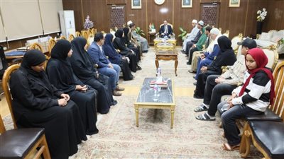 محافظ المنوفية يسلم تعويضات مالية لأسر ضحايا طنوب خلال لقائه بهم
