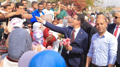 رئيس جامعة بنها يتفقد معرض الزهور الثالث ويشيد بجهود نشر الثقافة البيئية والتشجير