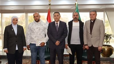 تكريم بطولي.. محافظ القليوبية يُكافئ سائقي اللوادر بعد دورهما الحاسم في إخماد حريق القناطر الخيرية