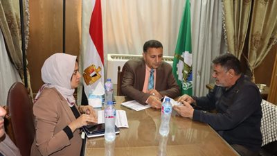 محافظ القليوبية يستمع لمشكلات المواطنين بالخانكة ويوجه بحلول عاجلة ودعم للفئات الأولى بالرعاية