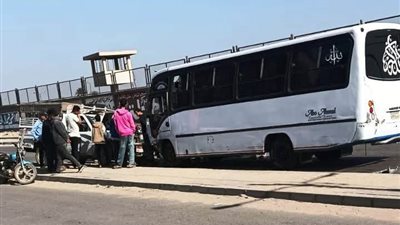 إصابة 5 أشخاص في حادث تصادم ميني باص وربع نقل عكس الاتجاه بطريق أبو زعبل بالقليوبية