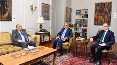 وزير الخارجية يستقبل رئيس اللجنة الوطنية لمكافحة ومنع الهجرة غير الشرعية