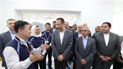 وزير الاتصالات يتفقد مصنع سامسونج ببني سويف ويؤكد دعم توطين صناعة الإلكترونيات في مصر