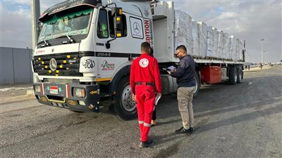 الهلال الأحمر يطلق قافلة «زاد العزة» 189 بحمولة أكثر من 3 آلاف طنًا من المساعدات الإنسانية