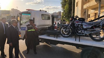 محافظ الدقهلية يضبط دراجة نارية ويؤكد: لن نسمح بفوضى الضوضاء في الشوارع