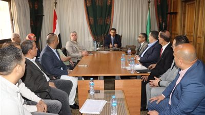 محافظ القليوبية يبحث توفيق أوضاع مصانع باسوس ودعم دمجها في الاقتصاد الرسمي