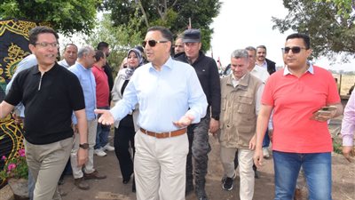 محافظ القليوبية ورئيس جامعة بنها يدشنان حصاد القمح بمشتهر دعمًا للأمن الغذائي