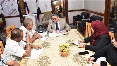 محافظ أسوان يوجه بتسريع إنجاز الملفات الخدمية فى إدفو وتحسين جودة الخدمات للمواطنين