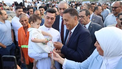 بالورود والهدايا.. محافظ القليوبية يشارك المواطنين فرحة عيد الأضحى على كورنيش بنها