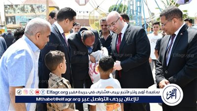 محافظ الفيوم يشارك المواطنين فرحة عيد الأضحى.. ويوزع الهدايا على الأطفال بالحديقة الدولية