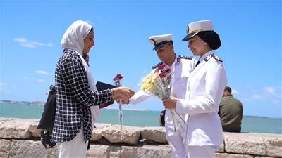 ورود وتهاني في الشوارع.. الشرطة تشارك المواطنين فرحة عيد الأضحى
