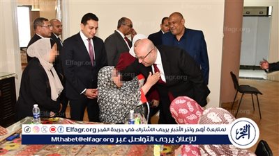 محافظ الفيوم يشارك المسنين احتفالهم بعيد الأضحى المبارك