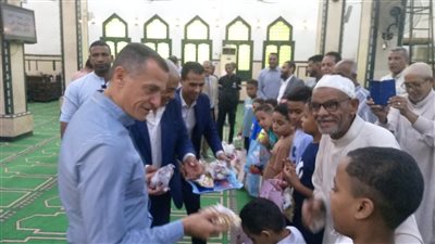 محافظ أسوان يشارك الأهالى فرحة العيد.. ويوزع كروت تهنئة الرئيس السيسى والهدايا والعيدية على الأطفال