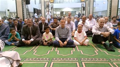 محافظ أسوان ومدير الامن يؤديان صلاة عيد الأضحى وسط آلاف المصلين.. 